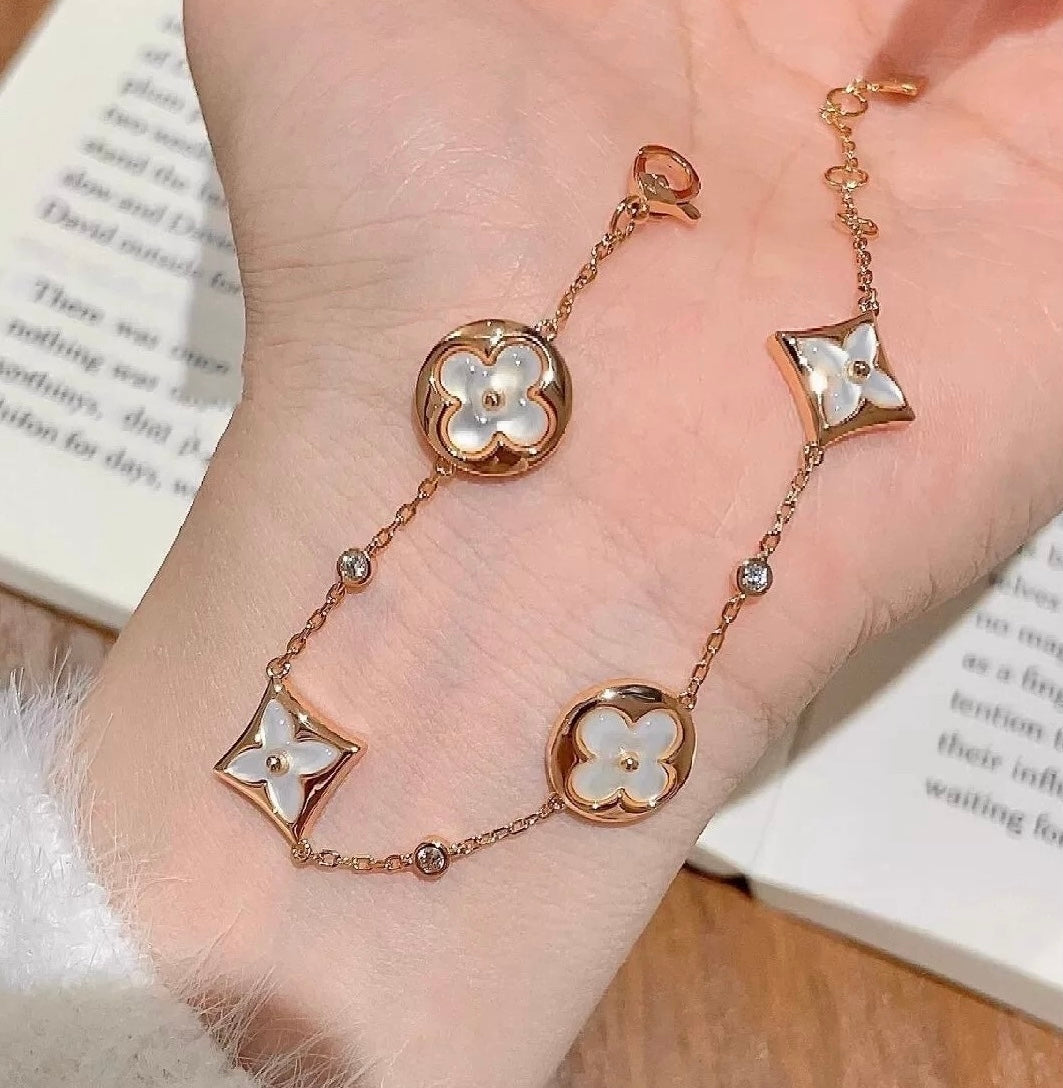 Clover Bloom Pearl Bracelet