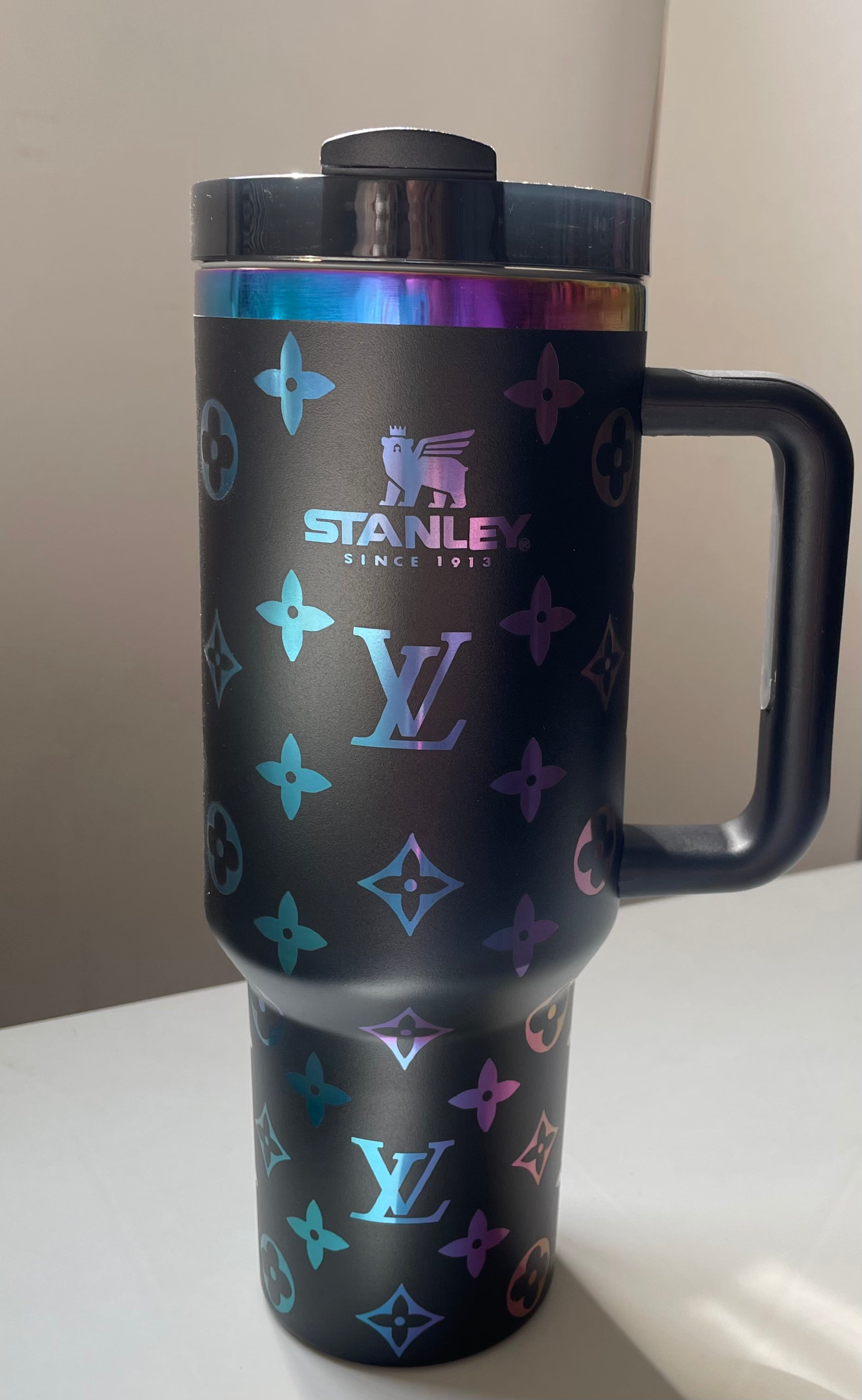 Designer Holographic 40 OZ Insulated Car Cup 🖤♥️